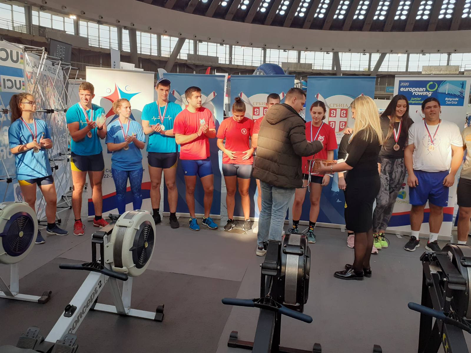 Član UO Veslačkog saveza Srbije Luka Đorđević dodeljuje medalje takmičarima na Sajmu sporta